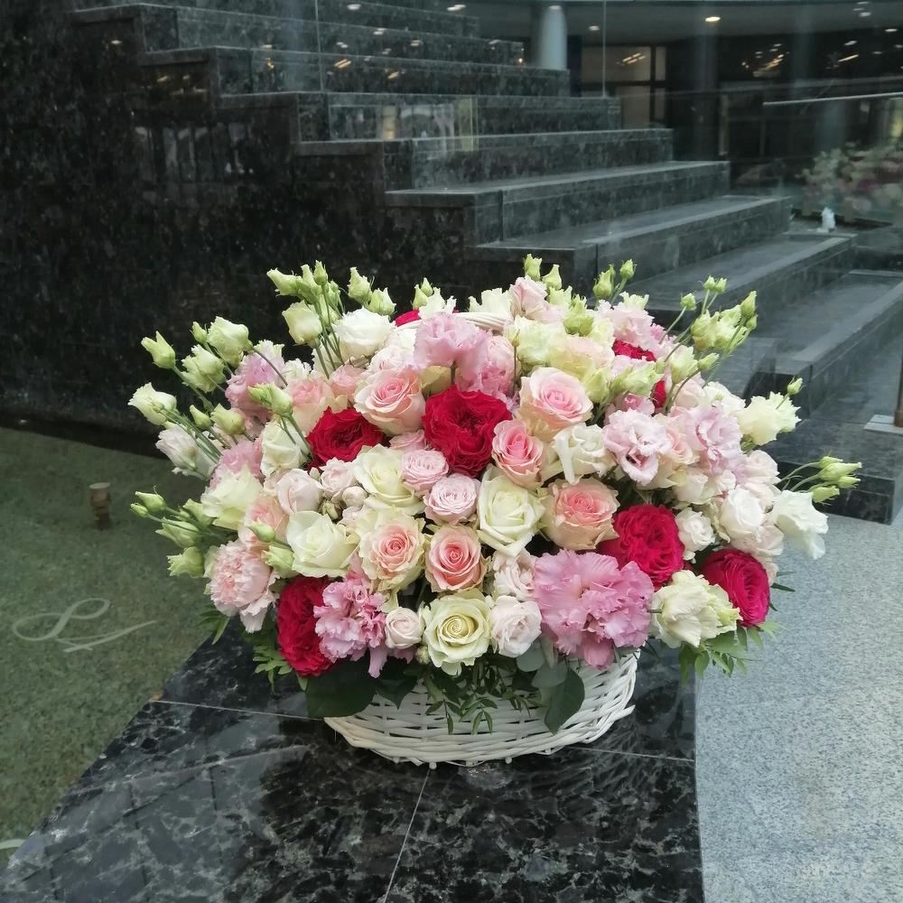 Корзина с пионовидной розой 