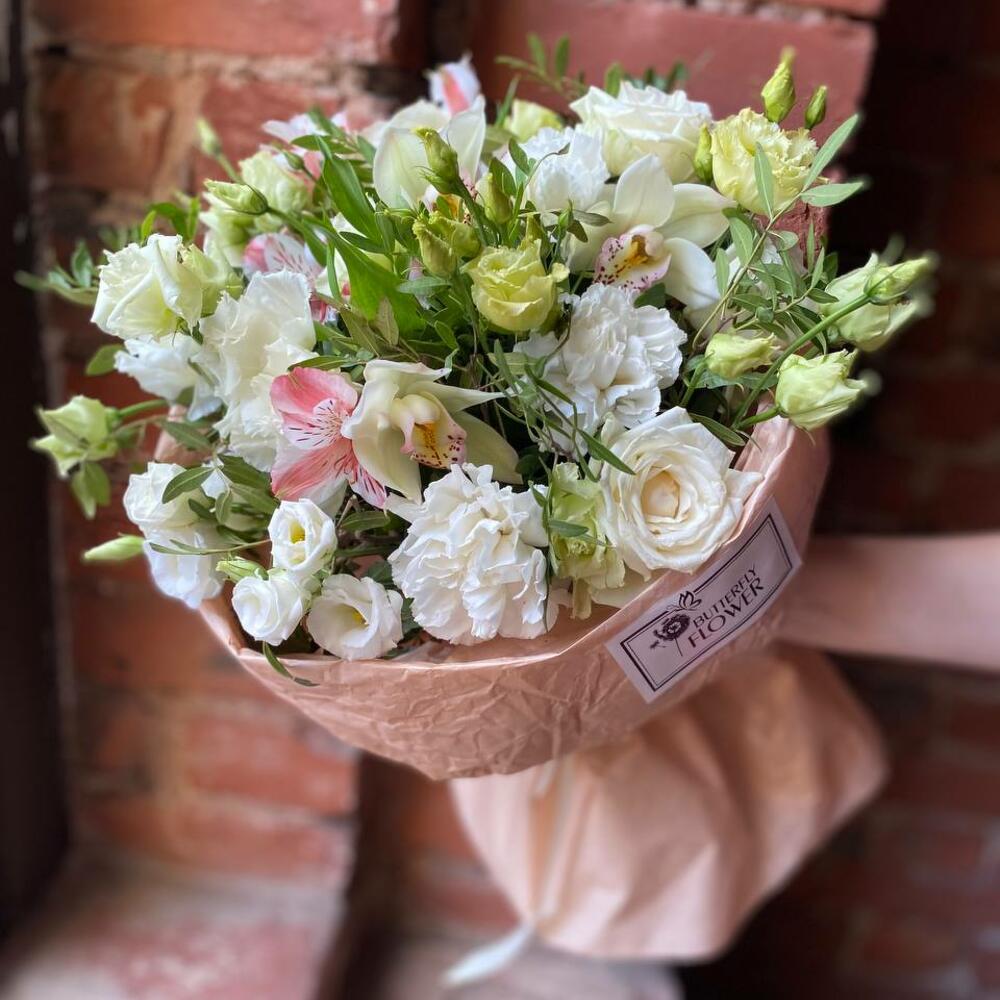 Букет из эустомы, гвоздики, цимбидиума, роз и альстромерии в дизайнерской упаковке 