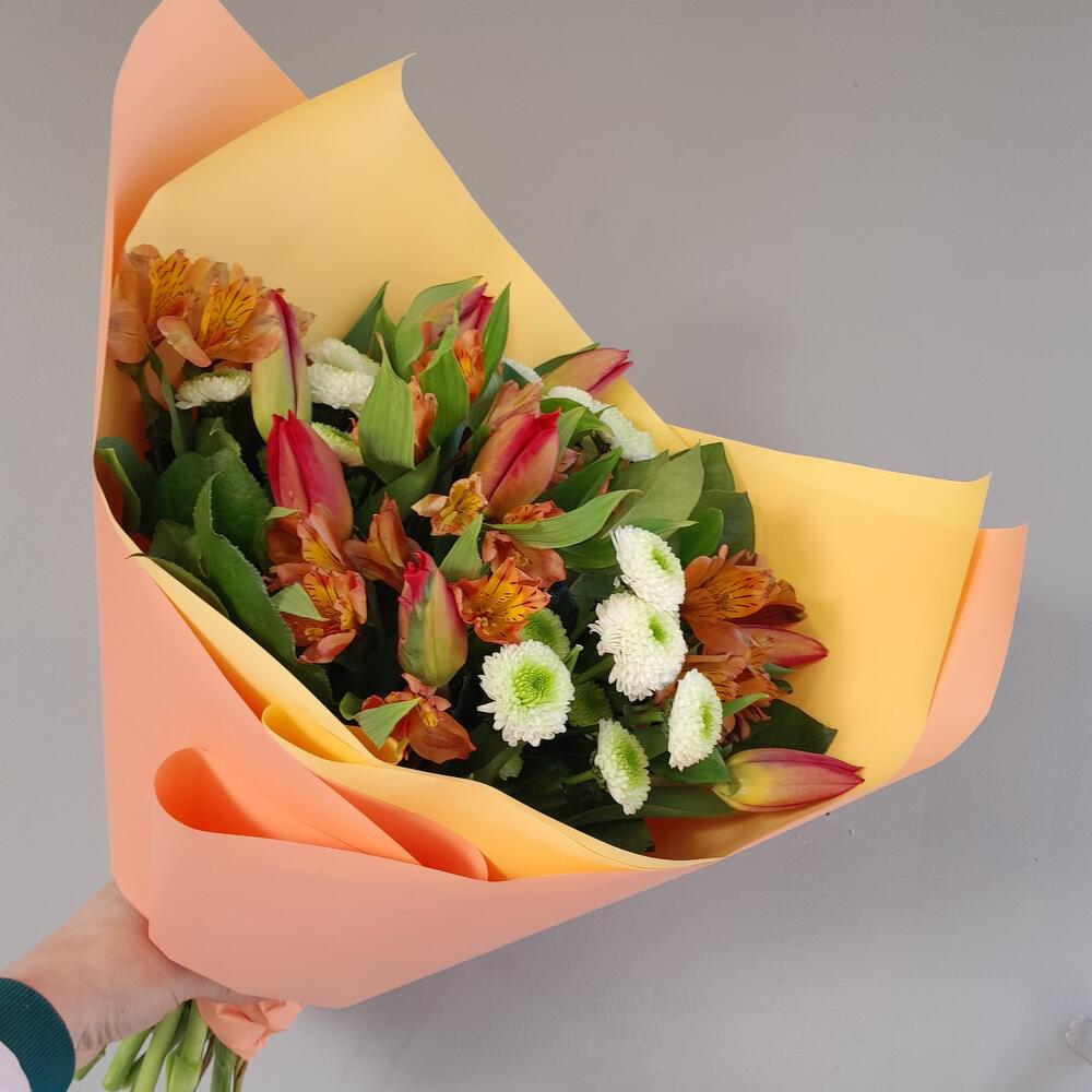 Букет из тюльпанов, альстромерии и сантини