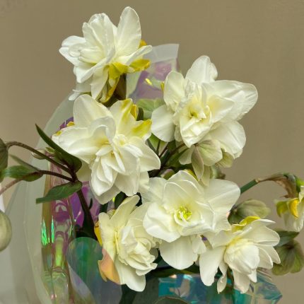 Букет с нарциссами и хелеборусом