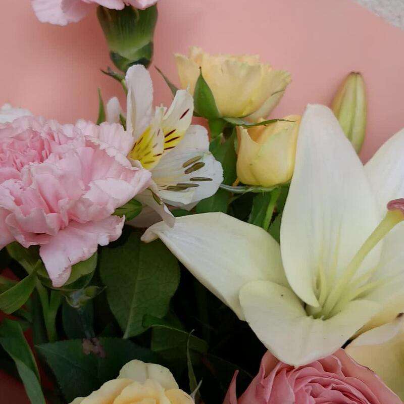 Букет с азиатской лилией, кустовой розой и диантусами