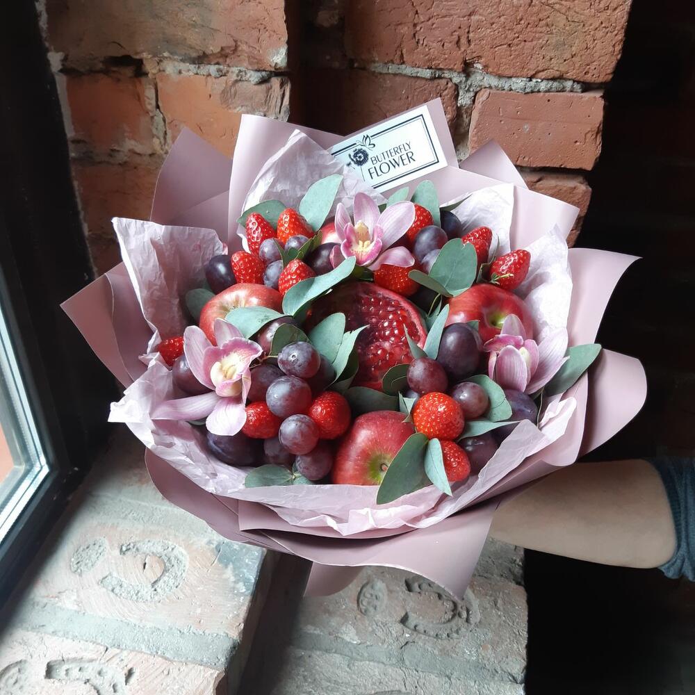 Съедобный букет из орхидей, фруктов и ягод 
