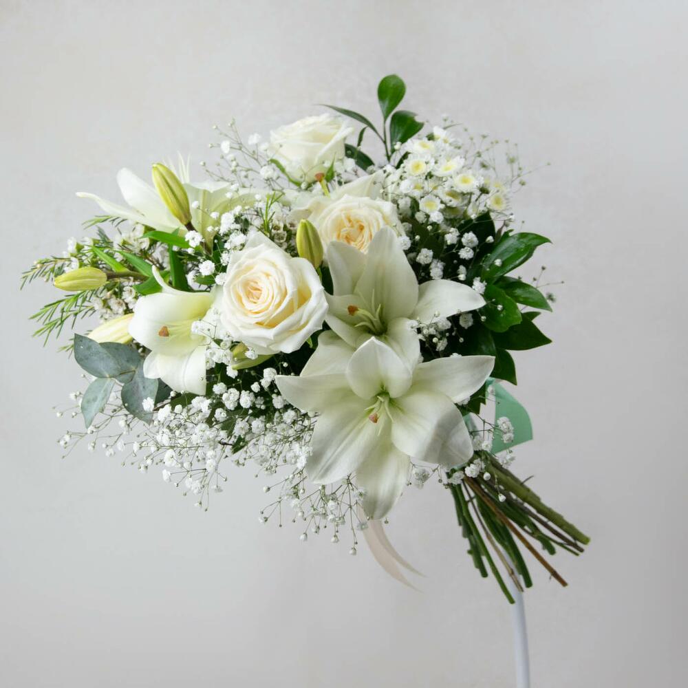 букет из лилий в белых тонах