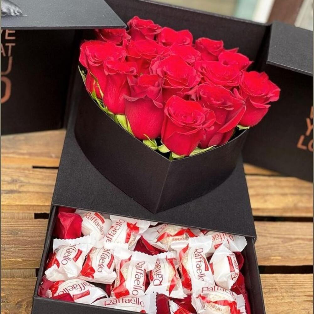 Коробка с розами и Raffaello
