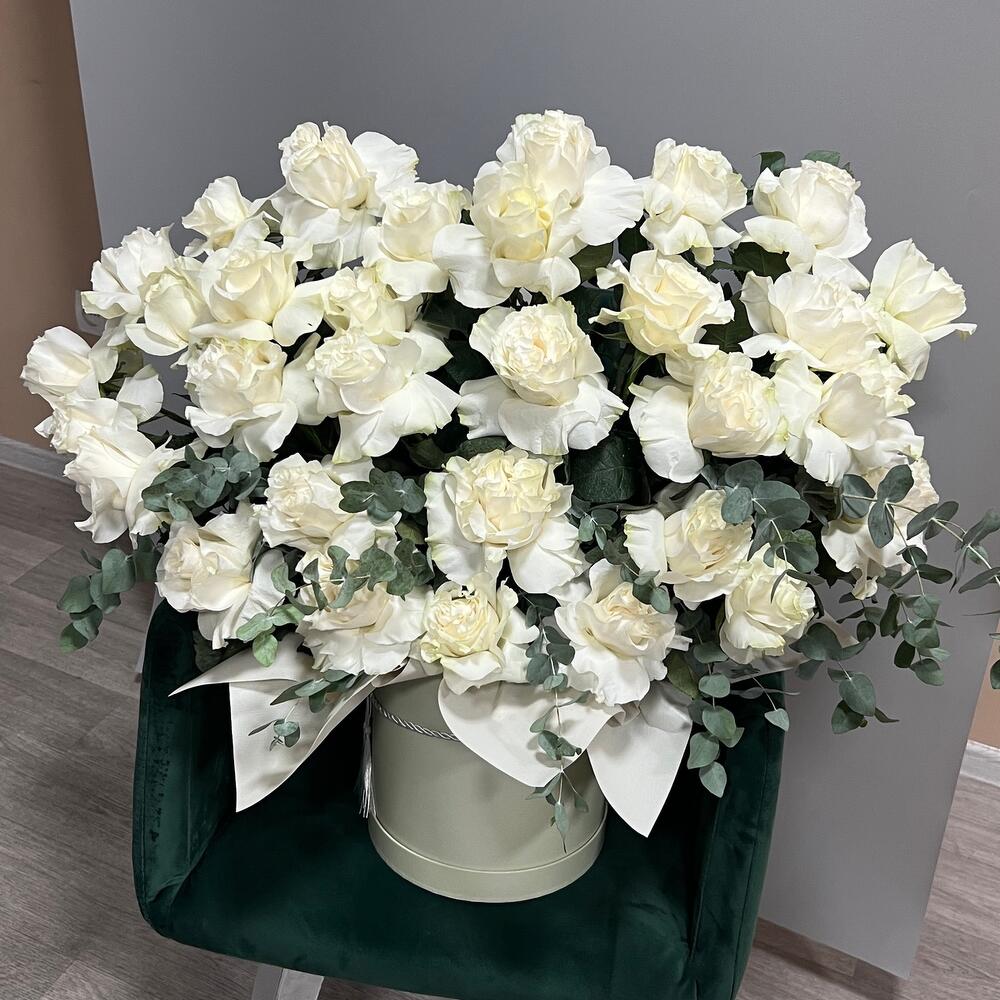 Цветы в коробке 35 роз с эвкалиптом