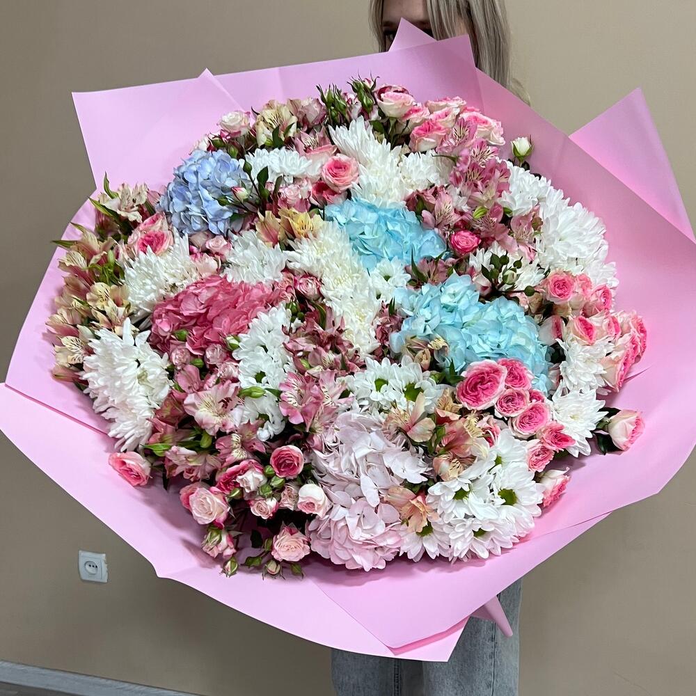 Огромный букет из экзотики