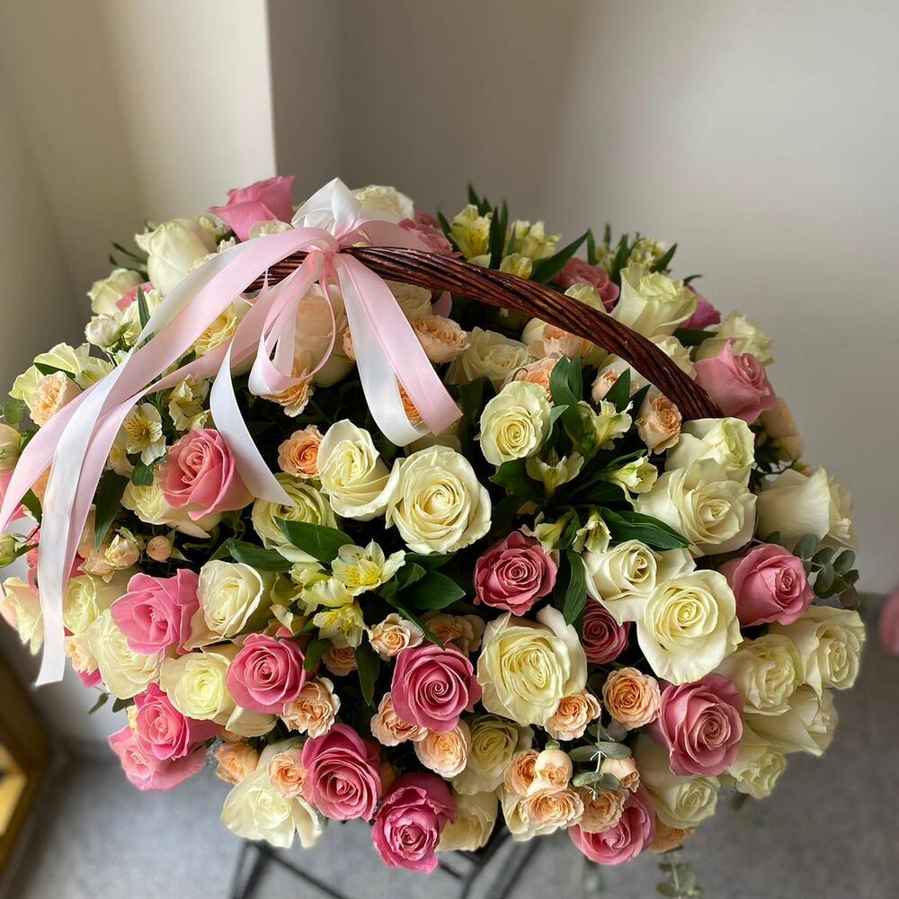 110 роз в корзине с альстромериями и кустовыми розами
