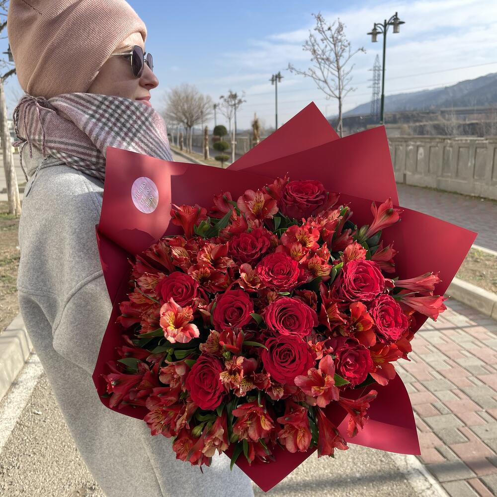 Авторский букет из розы и альстромерии