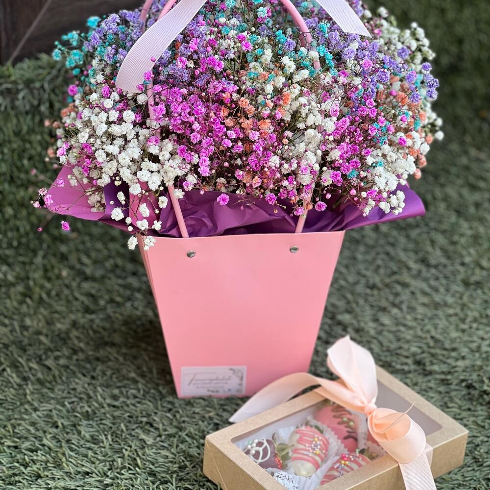 Сумочка с гипсофилой и клубникой в шоколаде