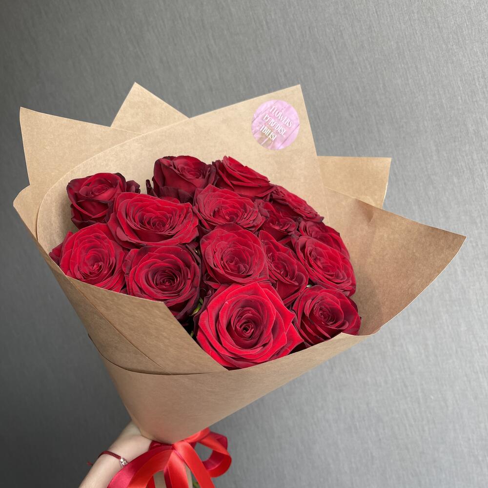 Монобукет из 15 красных роз в крафте