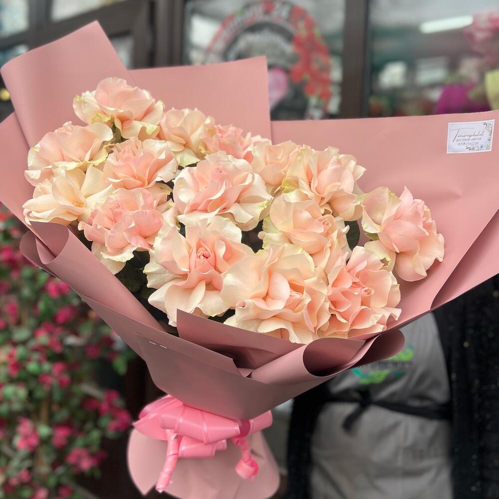 15 ароматных нежных розовых роз