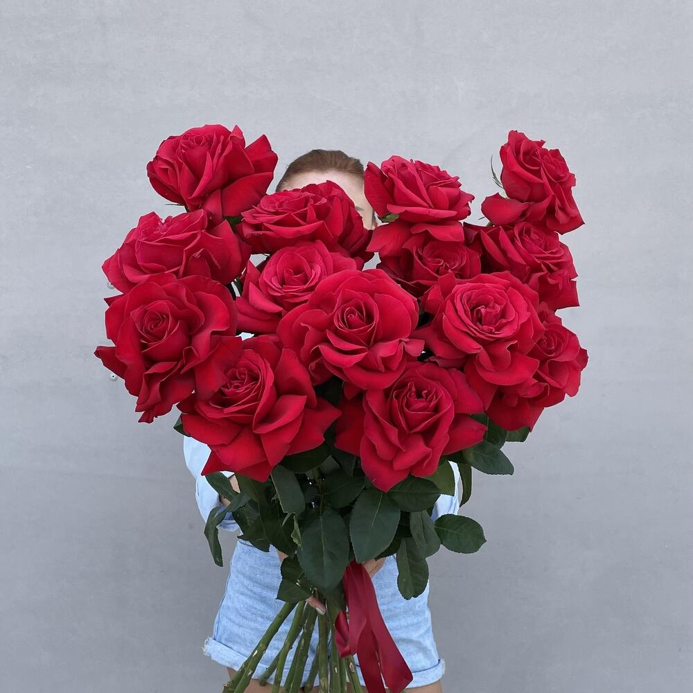 Охапка метровых голландских роз в эксклюзивной сборке