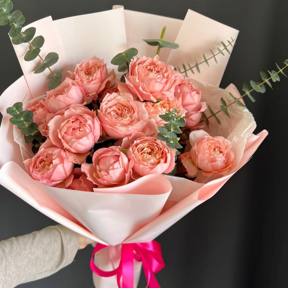 Букет из пионовидных спрей роз и эвкалипта