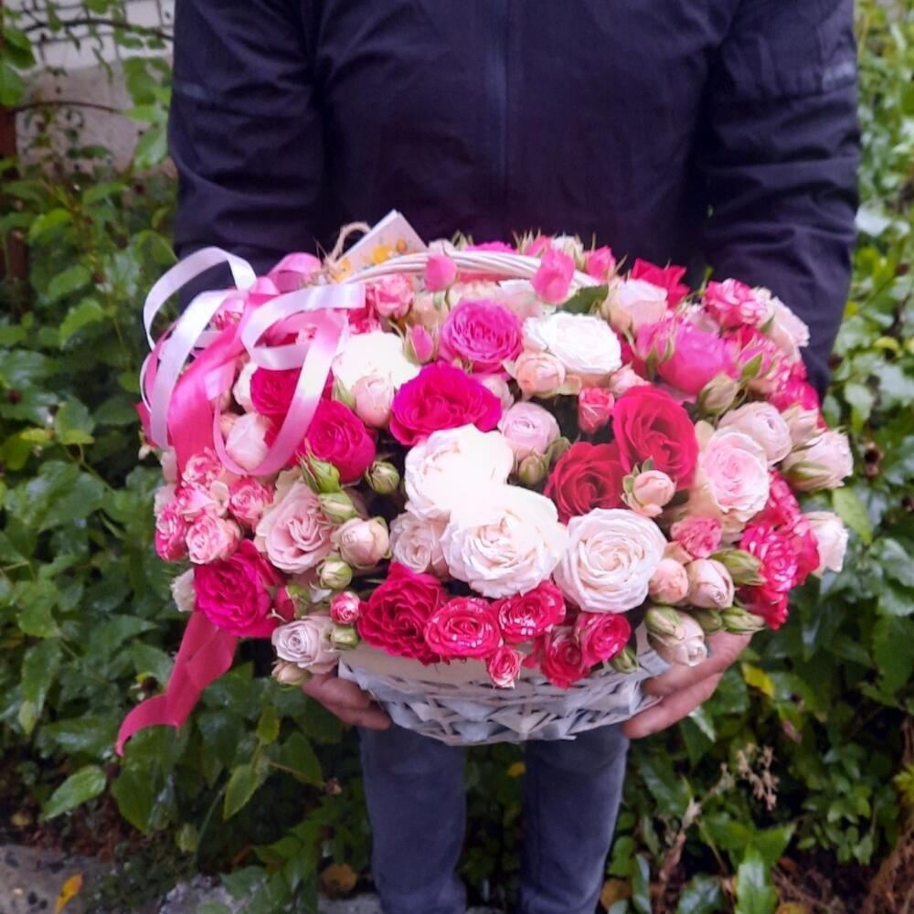 Кoрзинa c розами кустовыми