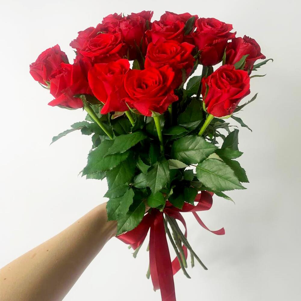 15 червоних троянд під стрічку