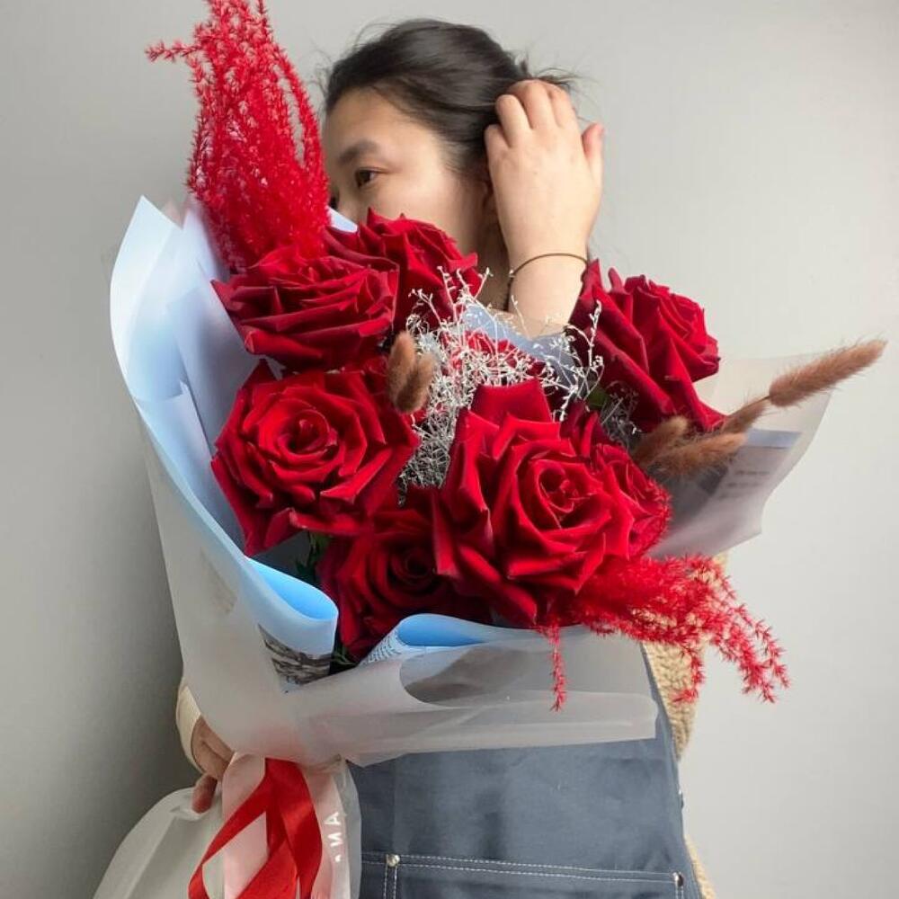 Авторский букет с красными розами