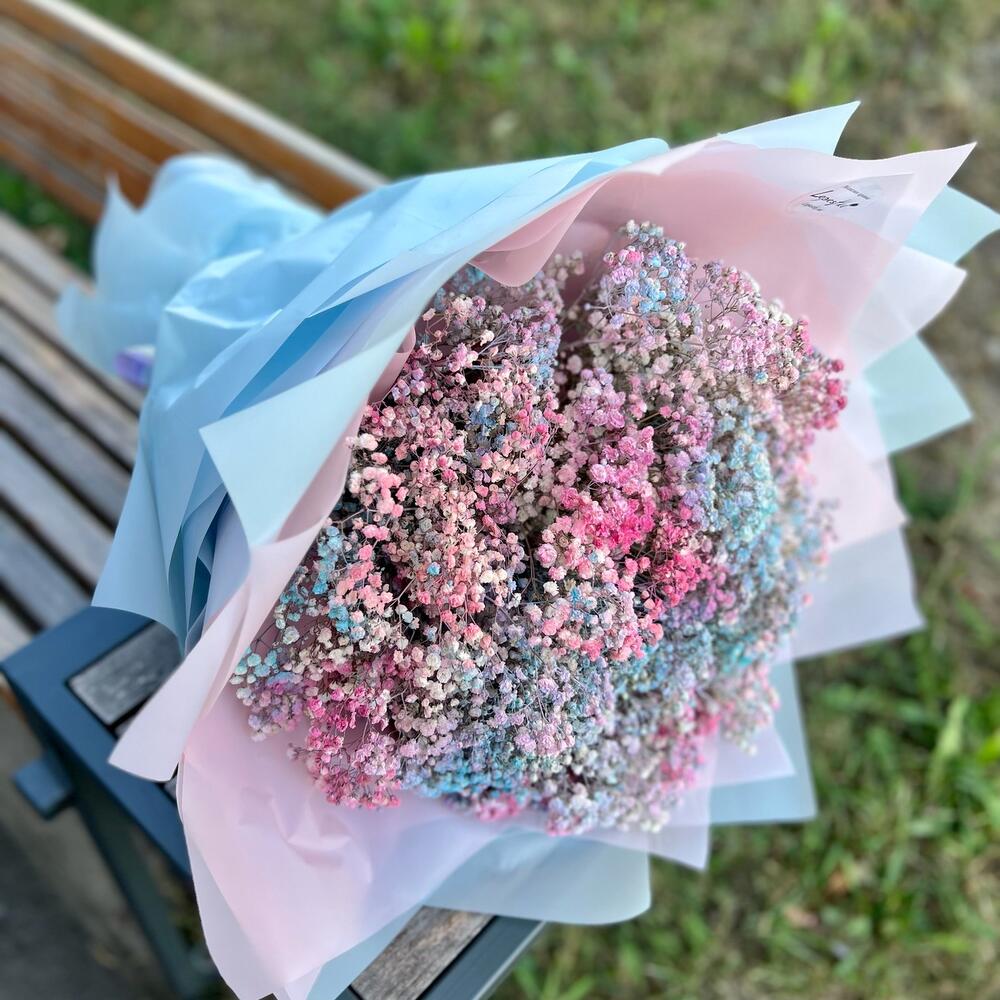 Букет из радужной гипсофилы