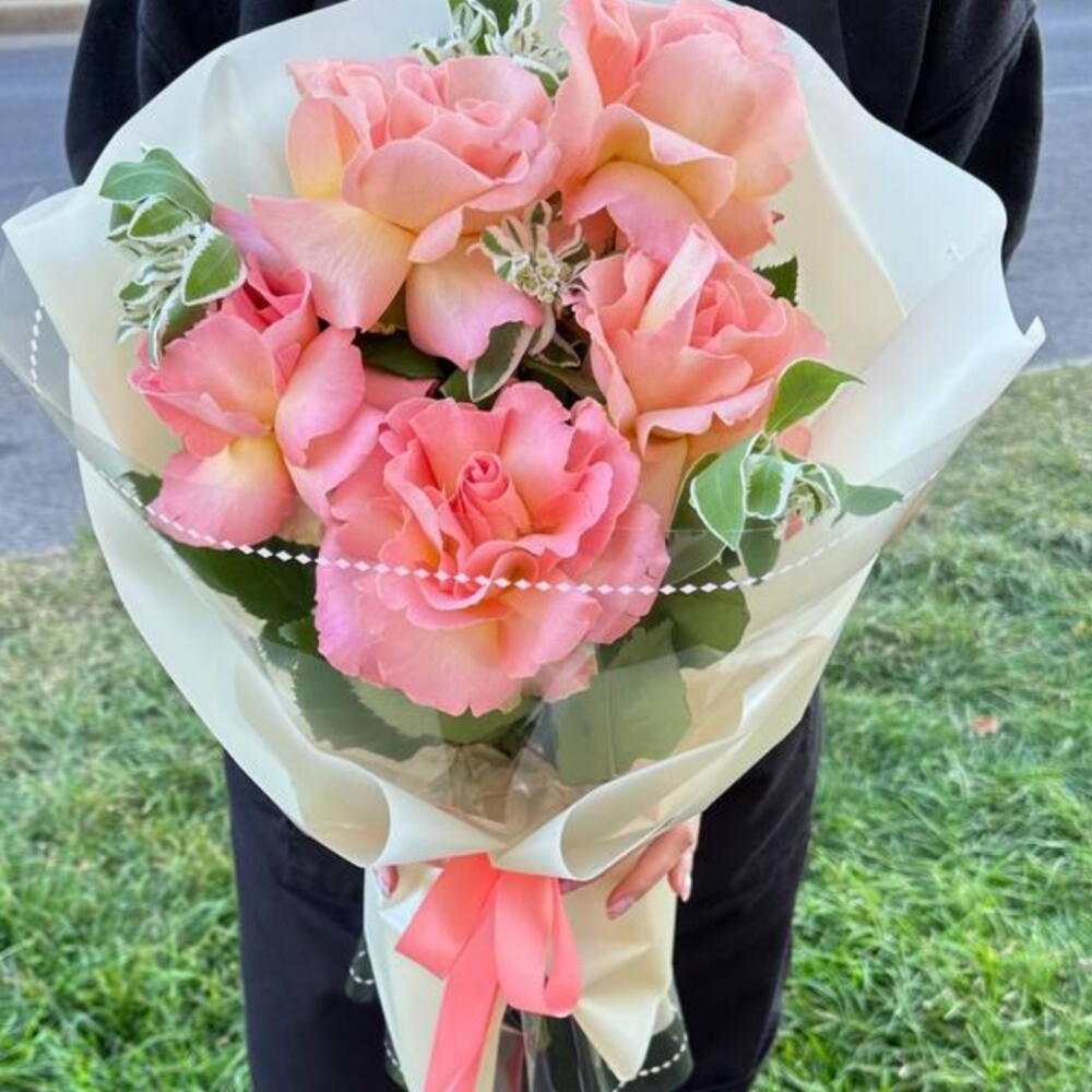 Букет из 5 французских роз с зеленью