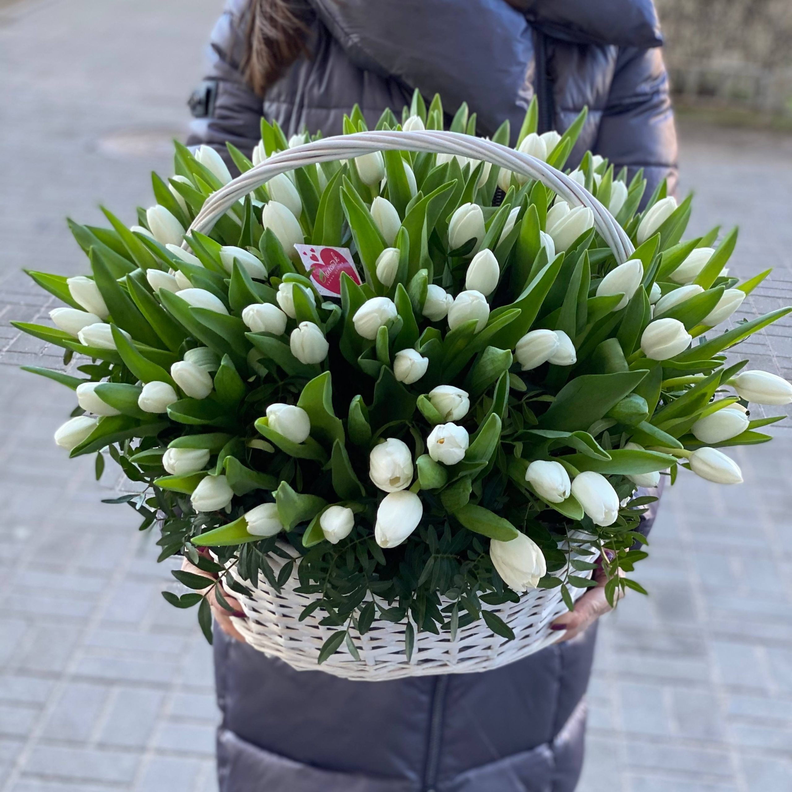 Корзина из 101 белого тюльпана