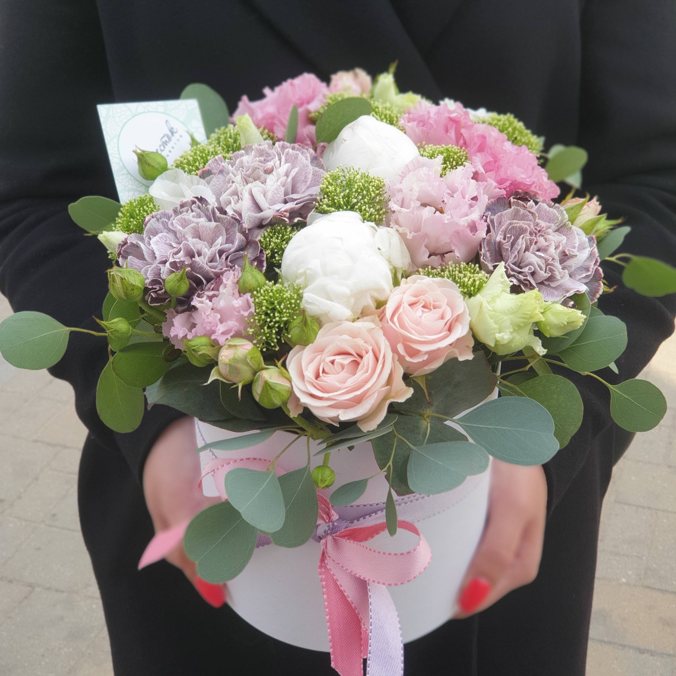 Цилиндр из гвоздики, пионов и эустомы