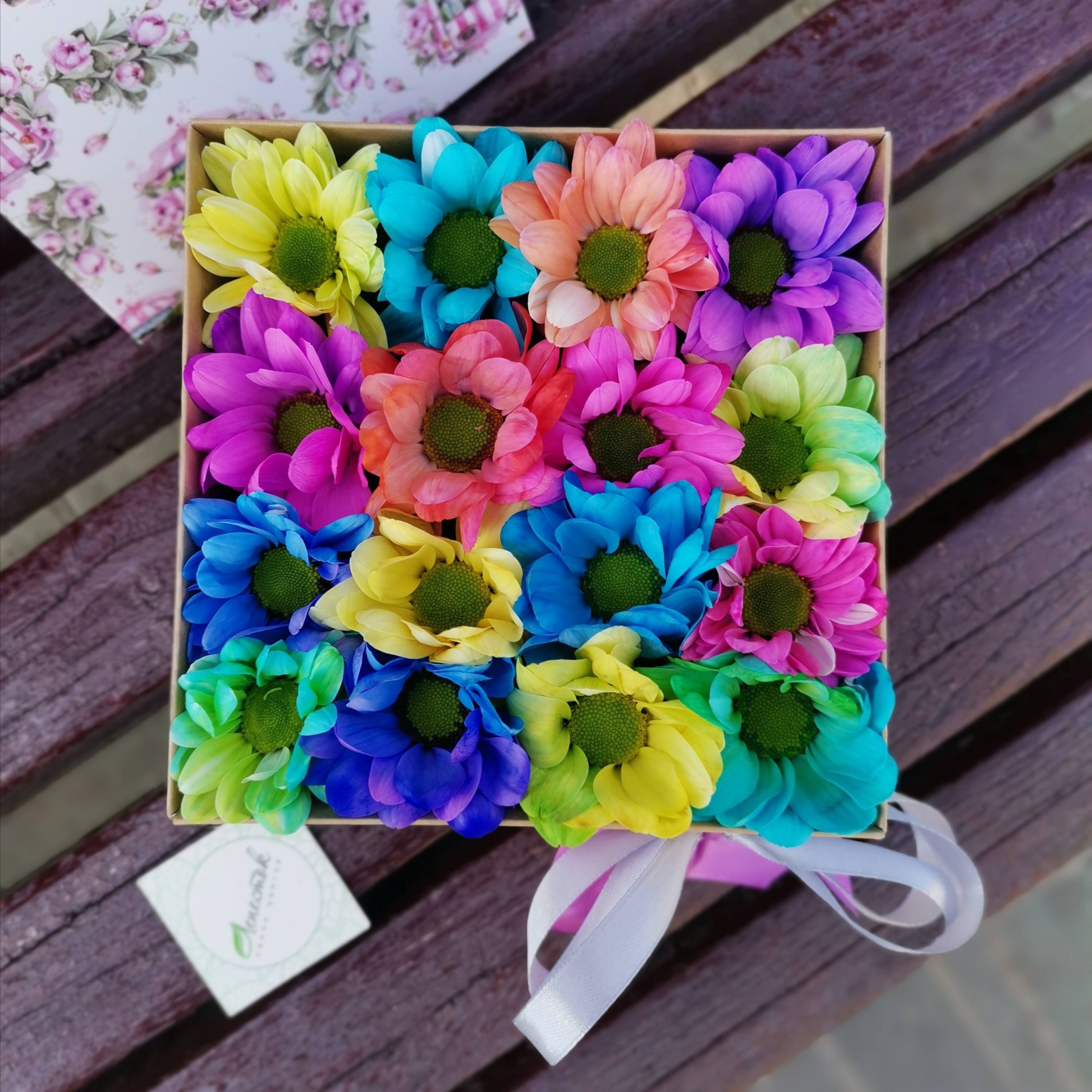 Коробочка из радужных хризантем