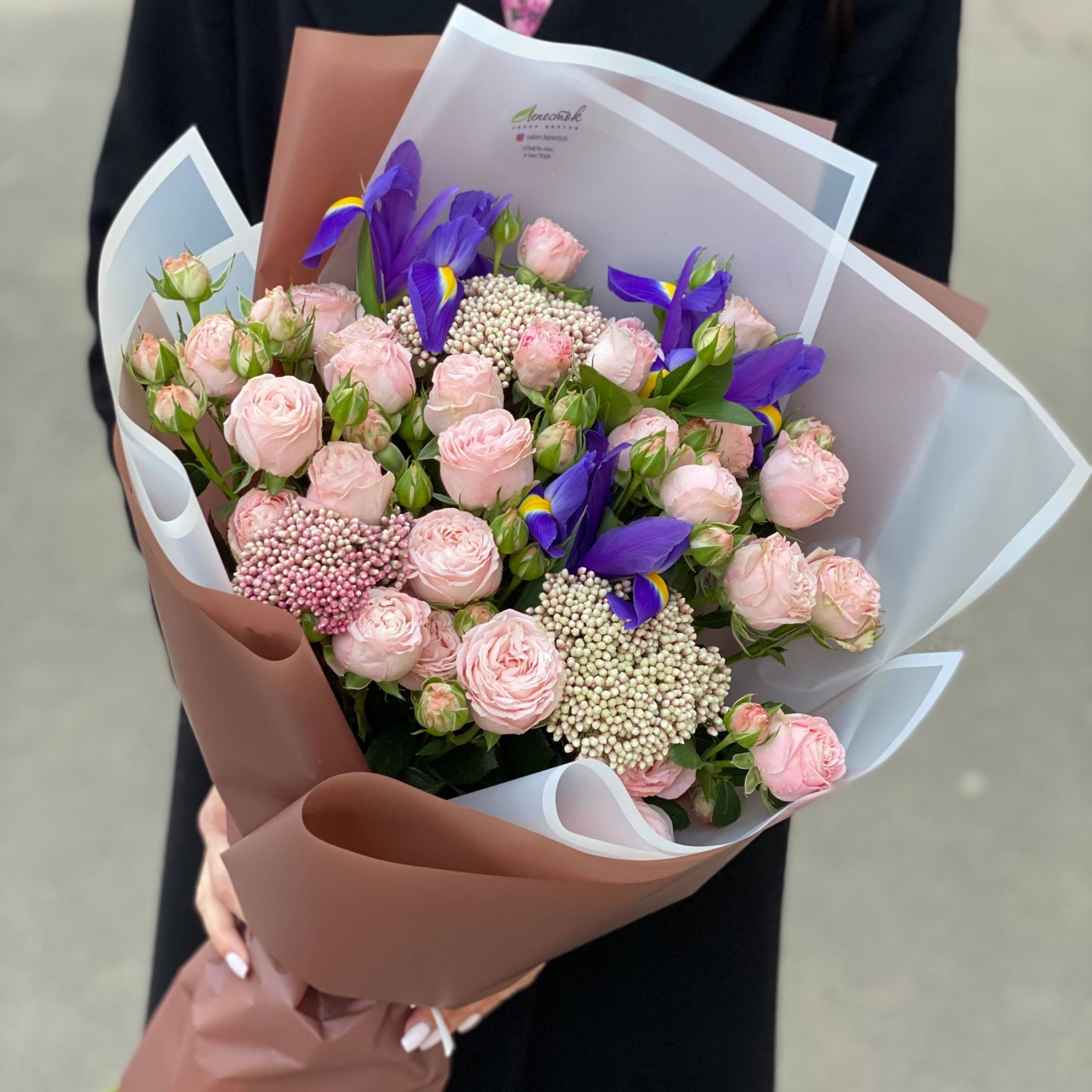 Букет из пионовидных роз, озотамнуса и ирисов