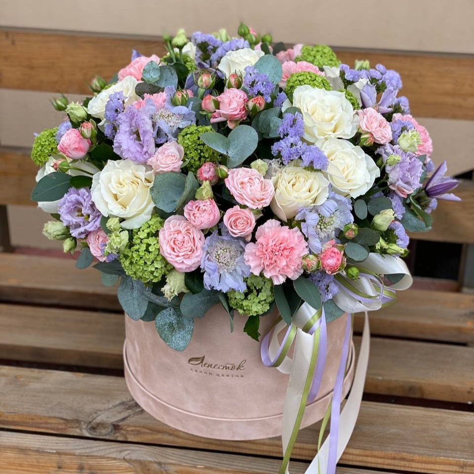 Бархатный цилиндр из махровых лизиантусов, пионовидных роз, вибурнума